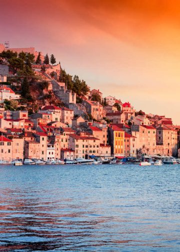 Šibenik: pogled na povijesnu tvrđavu i stari grad na dalmatinskoj obali