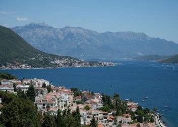 Herceg Novi: pogled na obalu i stari grad u Crnoj Gori