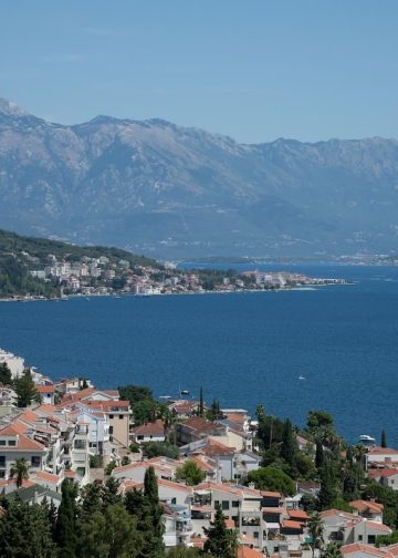 Herceg Novi: pogled na obalu i stari grad u Crnoj Gori