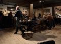 Interijer restorana Loba u Tannersvilleu s ovčjim kožama na sjedištima