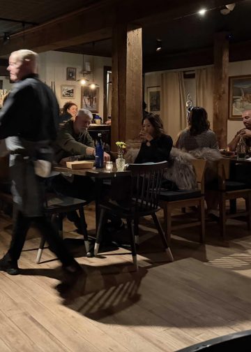 Interijer restorana Loba u Tannersvilleu s ovčjim kožama na sjedištima