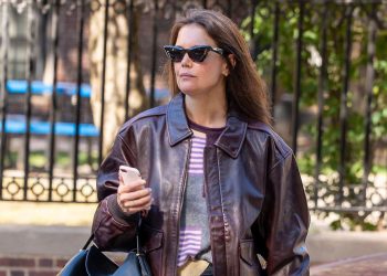Katie Holmes u burgundskoj kožnoj jakni i trapericama