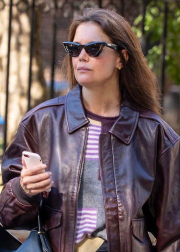 Katie Holmes u burgundskoj kožnoj jakni i trapericama