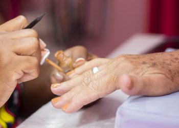 Trendovi noktiju za starije ruke: njegovana ruka s dugim bademastim noktima