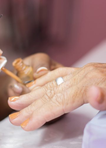 Trendovi noktiju za starije ruke: njegovana ruka s dugim bademastim noktima