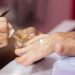 Trendovi noktiju za starije ruke: njegovana ruka s dugim bademastim noktima