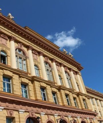 Obnovljena žuta fasada zgrade Muzeja Mimara u Zagrebu