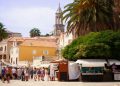 Turisti na obali u Hrvatskoj tijekom ljetnog odmora
