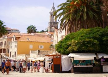 Turisti na obali u Hrvatskoj tijekom ljetnog odmora