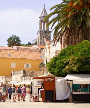 Turisti na obali u Hrvatskoj tijekom ljetnog odmora